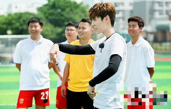 鹿晗加入职业足球队,鹿晗国际足球比赛视频