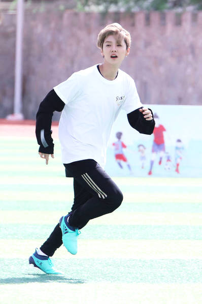 鹿晗加入职业足球队,鹿晗为中国足球增添一份力量