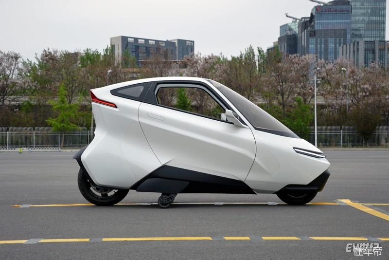 体验感极强的电动车,现代感很强的两轮电动车