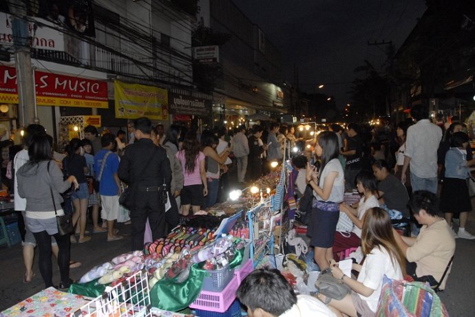 清迈星期日最大的夜市,清迈最大的露天夜市