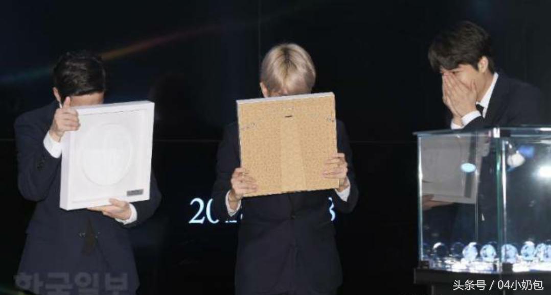 EXO纪念章发行爱丽们：饭上这个团，真赞！