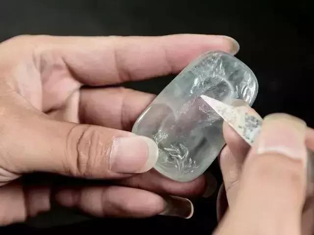 翡翠定期清洁,翡翠脏可以打磨掉吗