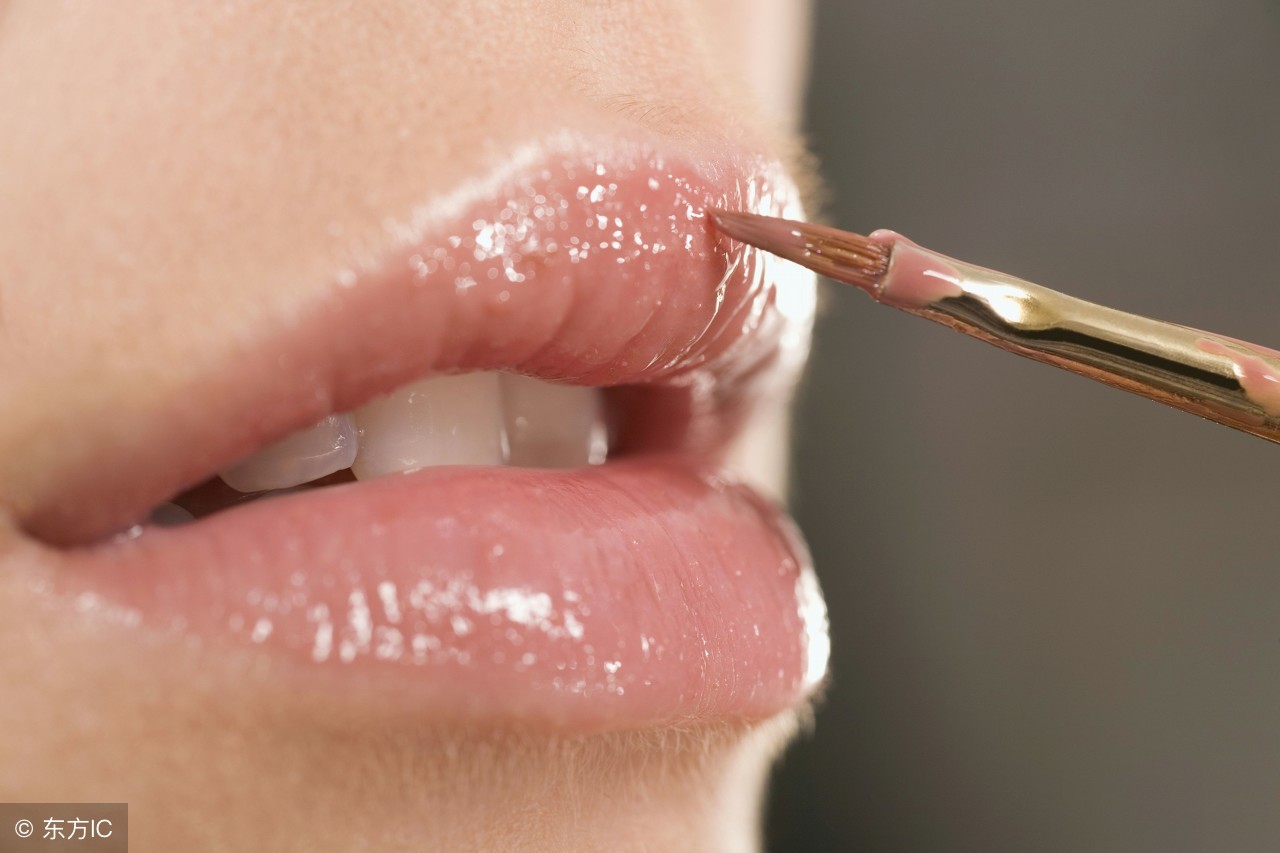 嘴唇干燥缺水怎么解决,嘴唇干燥起皮怎么改善