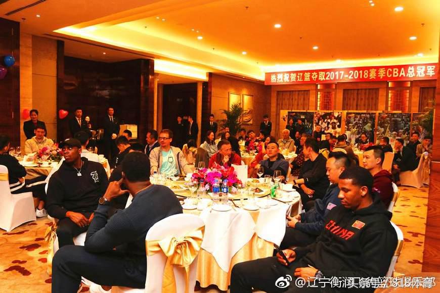 辽篮庆功宴杨鸣签名,辽篮夺冠杨鸣讲话