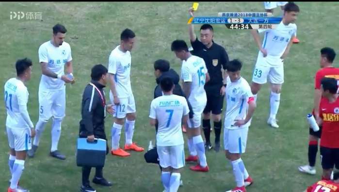 足协杯又现*力暴**飞铲！受害者被铲的腾空飞起，直接被送往医院救治