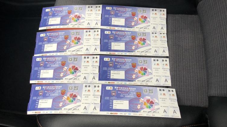 凌晨四点冒雨排长队，只为一张西北狼的球票，这样的人最可爱