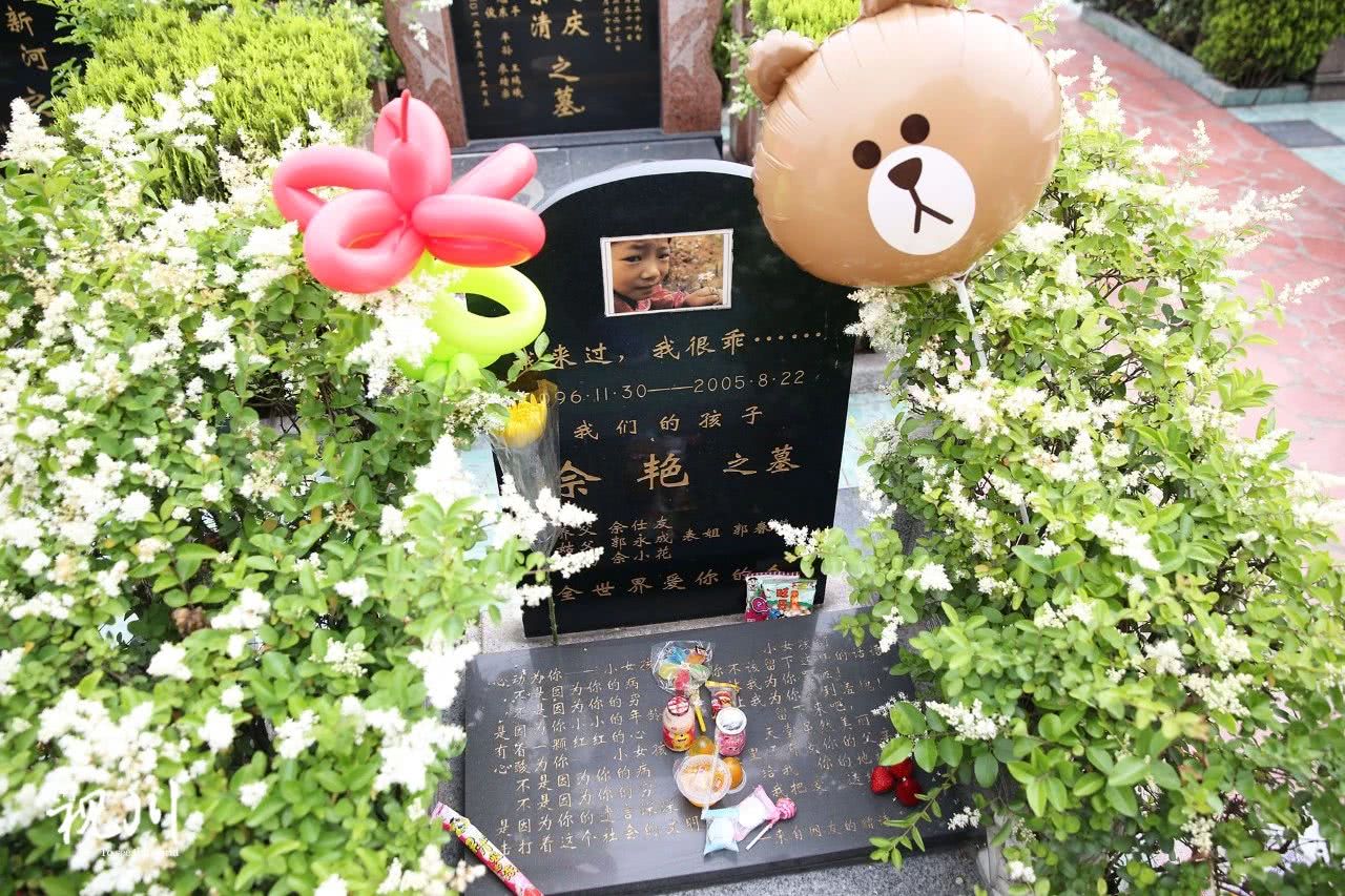 气球葬礼母亲,气球墓园