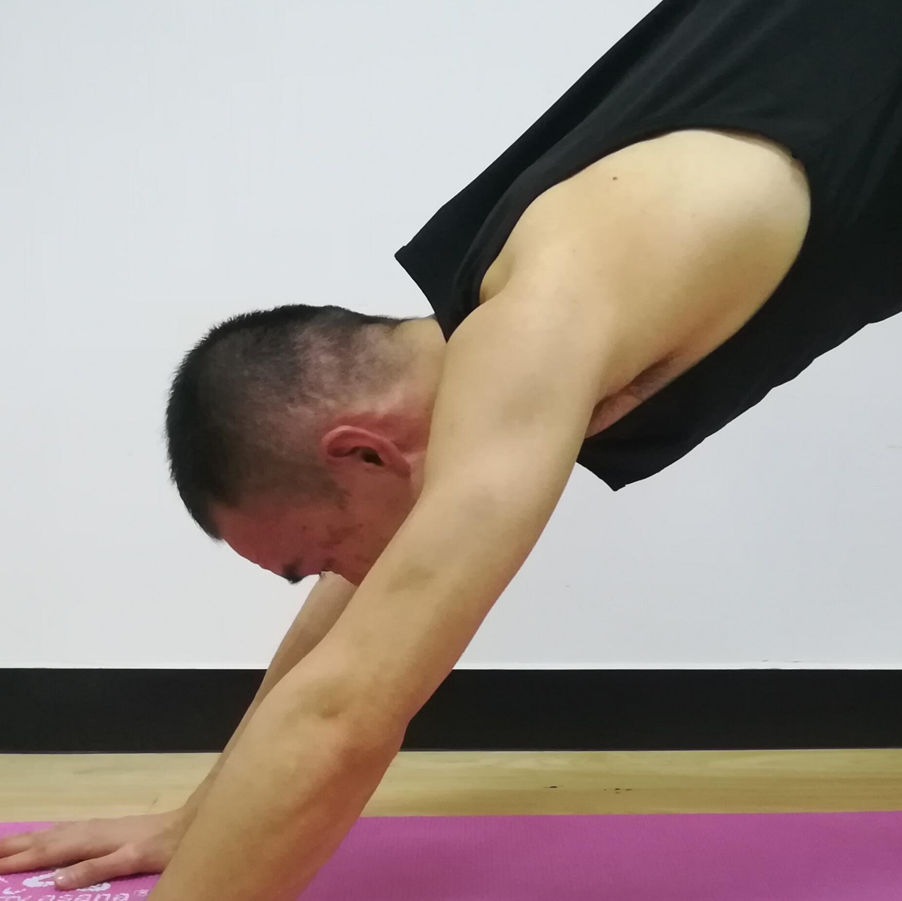 初学者不知道怎么进入下犬式？看这里吧（详细教程）