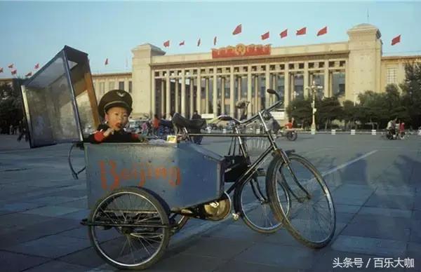 80年代的北京还不堵车车辆很少,80年代的北京牌汽车