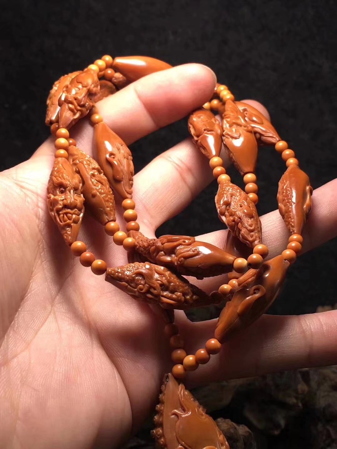 橄榄核雕怎么盘玩保养,橄榄核雕手串怎么保养和盘玩