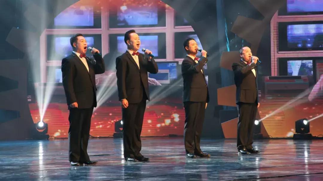 弘扬劳动精神致敬劳动榜样,弘扬劳动精神争当出彩先锋