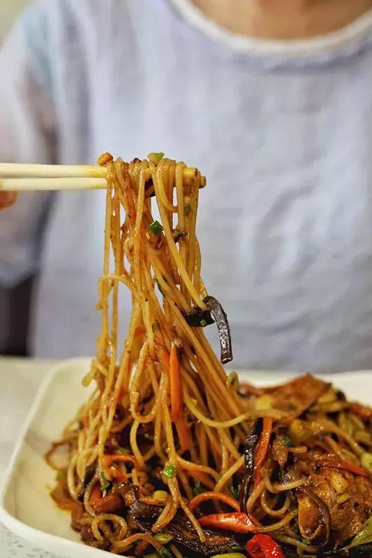 一碗螺蛳粉爱上一座城,一碗螺蛳粉只吃一半