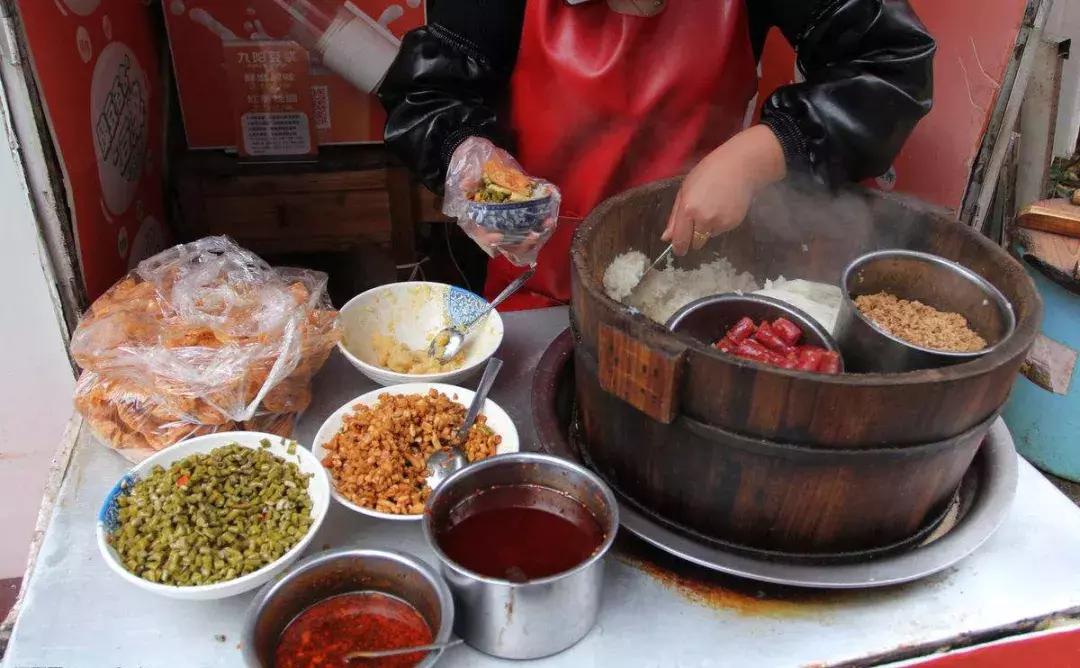 一碗螺蛳粉爱上一座城,一碗螺蛳粉只吃一半