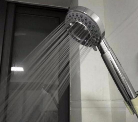 冲凉的花洒水越来越小是哪里堵了,花洒混水阀堵了更换还是找人修