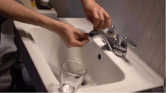 家里花洒出水小怎么办,花洒喷头堵了用什么能清理干净