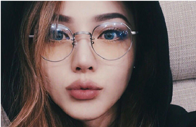 喜欢美瞳的妹子有福啦，学学百变pony，这教科书级别的瞳色搭配