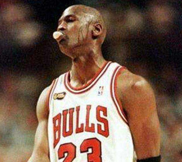 足球场上吐口水的球员,为什么足球球员要吐口水