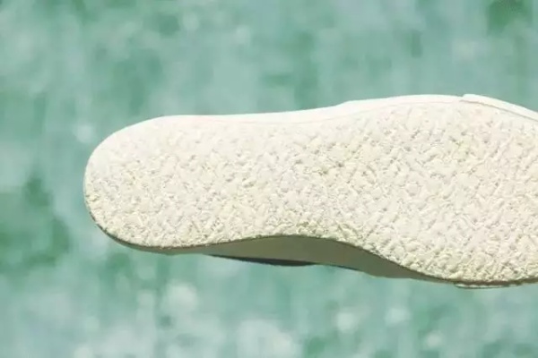 夏日必备大牌帆布鞋时髦又百搭,基础款帆布鞋春夏简约百搭