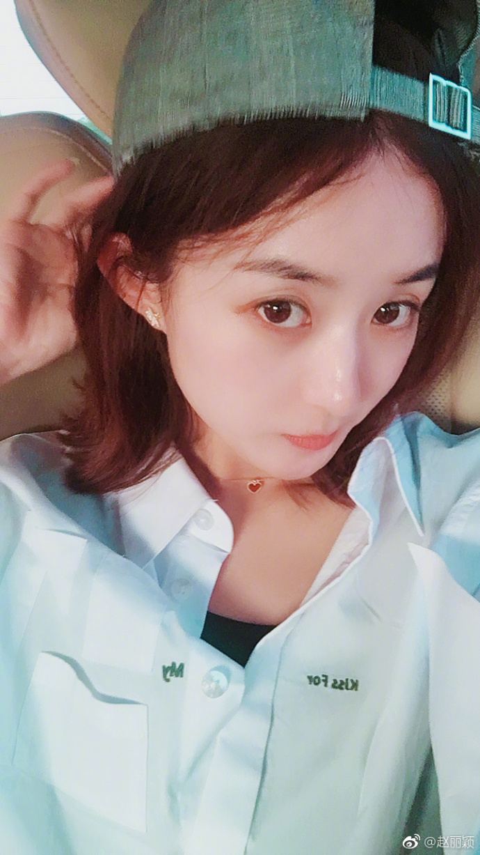 极光色后盖+2400万前后AI双摄，售价2599起；网友：价格很皮！