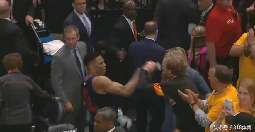 哈登被球迷怒怼,哈登拿球怒怼地面砸到自己的头