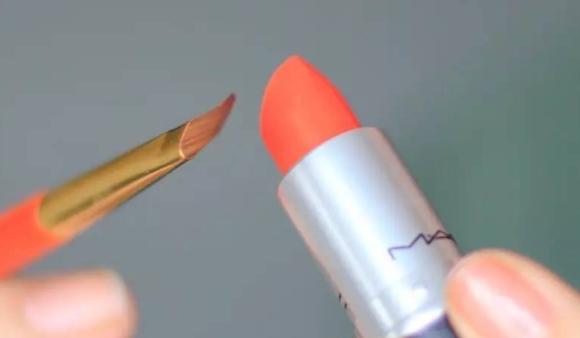 两支口红混搭怎么涂,两支口红怎么弄成一支