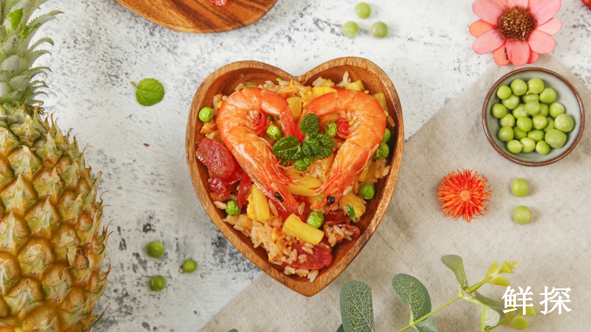 菠萝虾炒饭,菠萝炒饭酸甜爽口特开胃