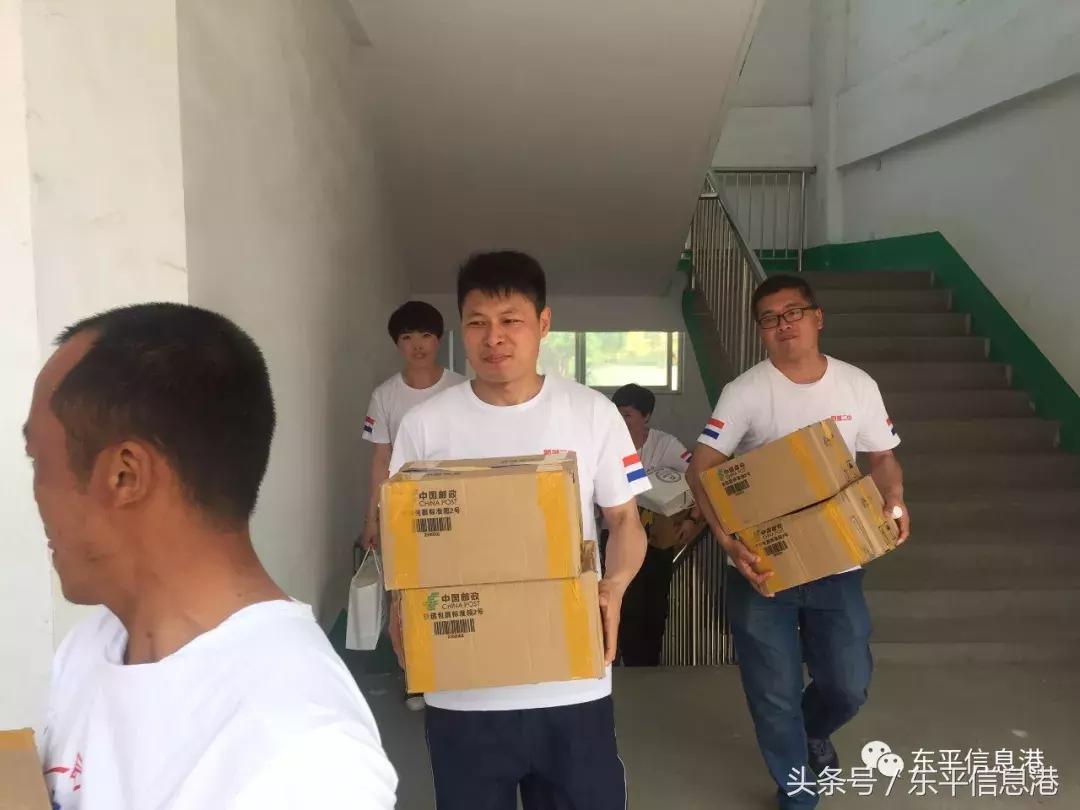 感恩母校捐书活动,校友为母校捐书活动