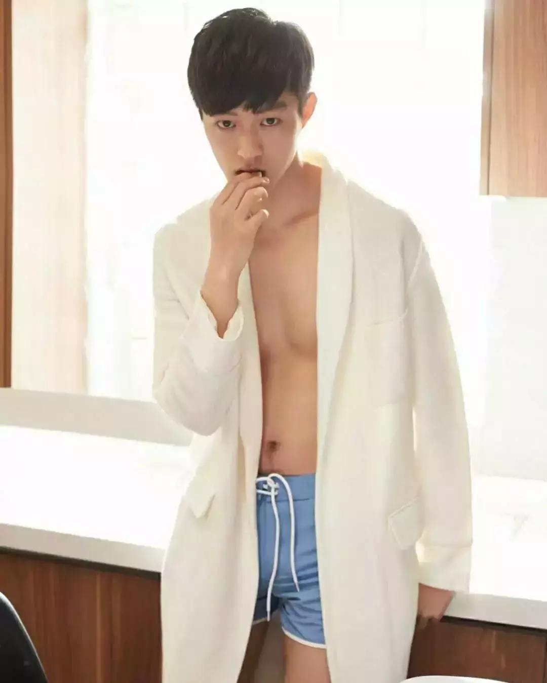 「我的故事」发现那个特别man体育生室友，竟然是Gay是什么体验？