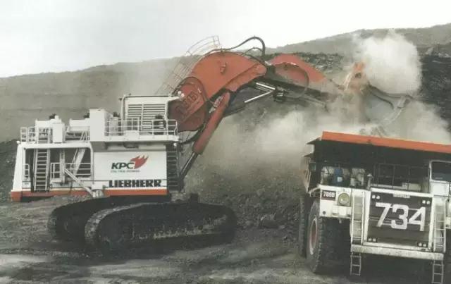 目前世界上最大的小型挖掘机,世界上最小900斤挖掘机