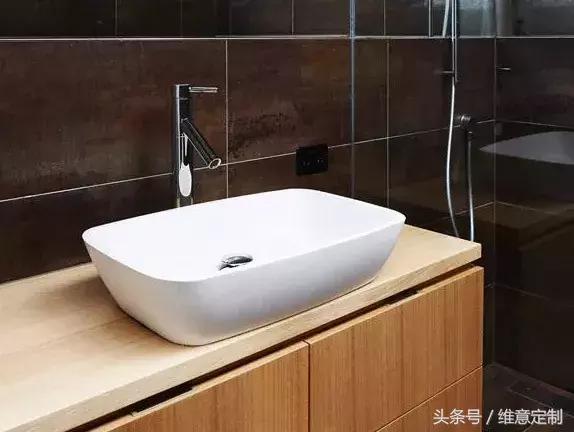 新装修的房子卫生间很臭怎么解决,朋友来我家背后说家里很脏