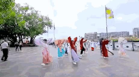 华丽汉服在外国街头惊艳外国人,中国汉服小姐姐美到哭了
