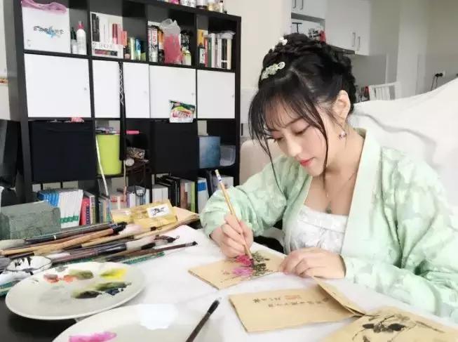 华丽汉服在外国街头惊艳外国人,中国汉服小姐姐美到哭了