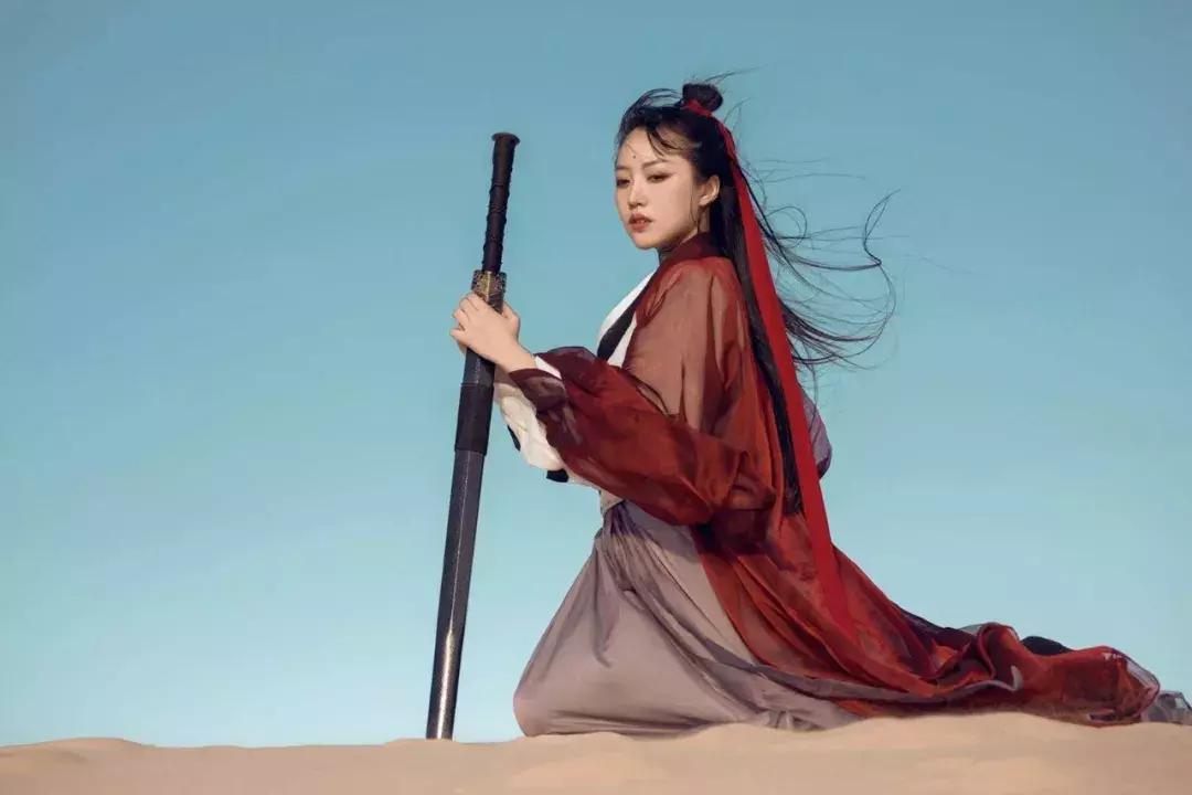 华丽汉服在外国街头惊艳外国人,中国汉服小姐姐美到哭了