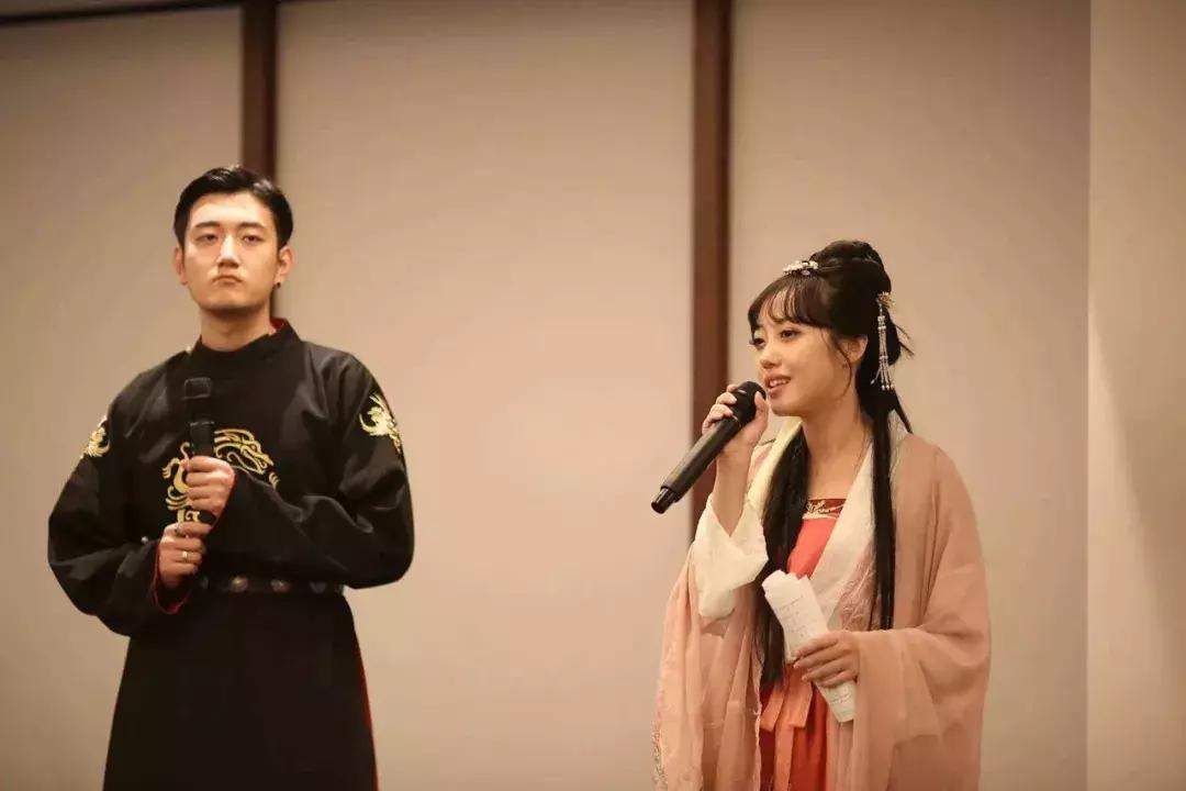 华丽汉服在外国街头惊艳外国人,中国汉服小姐姐美到哭了