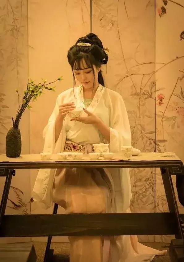 中国姑娘汉服惊呆外国人视频,中国姑娘在国外街头穿汉服惊艳了