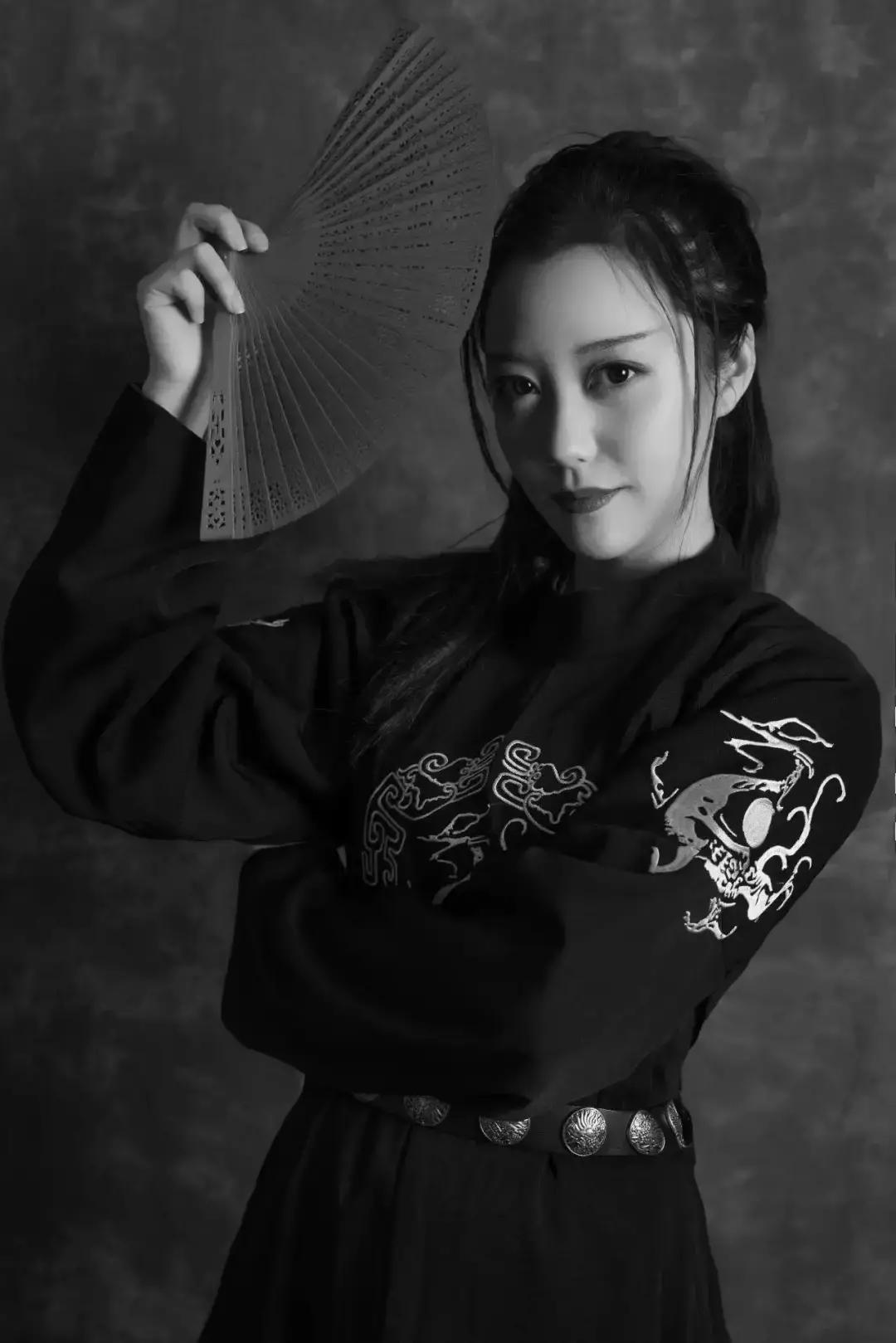 华丽汉服在外国街头惊艳外国人,中国汉服小姐姐美到哭了