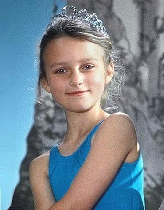 她是平胸的纸片姑娘，却是性感的英伦玫瑰，美得颠倒众生！