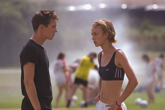 她是平胸的纸片姑娘，却是性感的英伦玫瑰，美得颠倒众生！