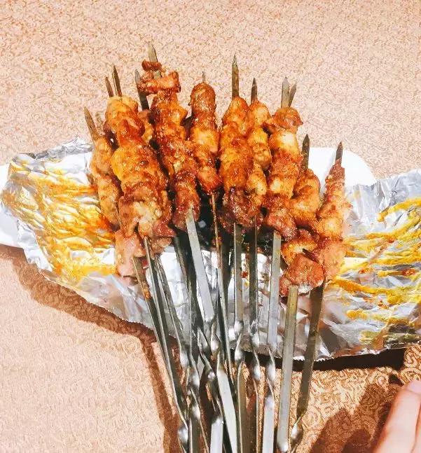 夜晚蒙古包吃烤全羊的真实视频,蒙古包里吃烤全羊一定要有仪式感