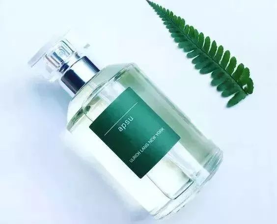 女人身上的香水味是什么很好闻 (你身上有他的香水味但没有我的贵)