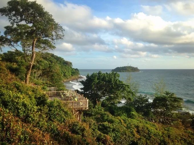 衣冠不整恕不招待厨师,衣冠不整不让进的饭店