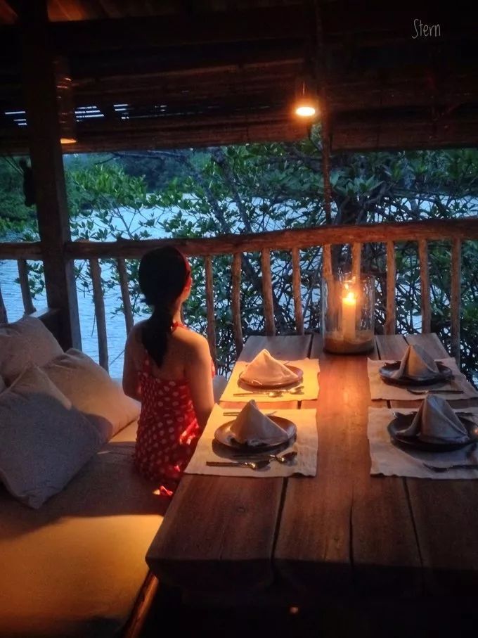 衣冠不整恕不招待厨师,衣冠不整不让进的饭店