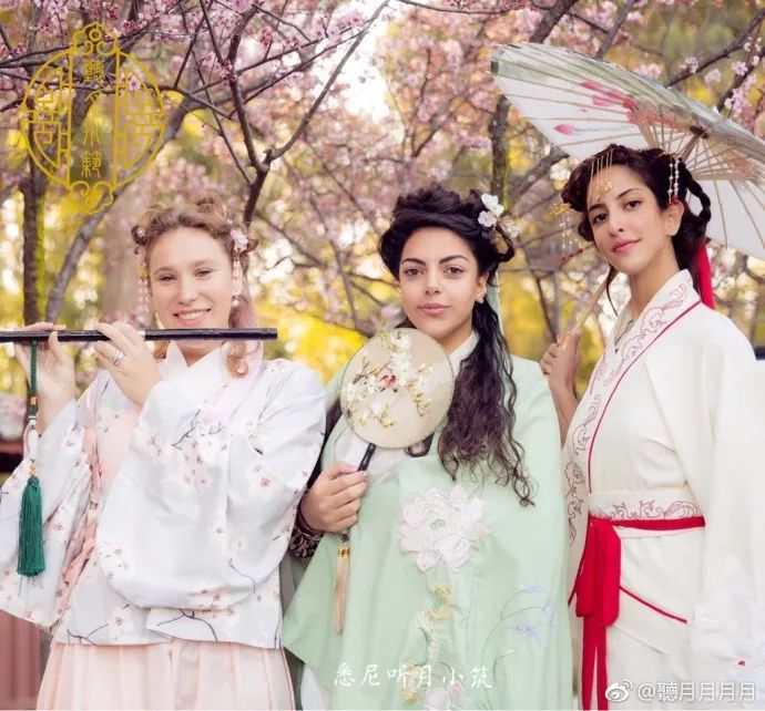 90后中国姑娘，在澳洲街美哭外媒