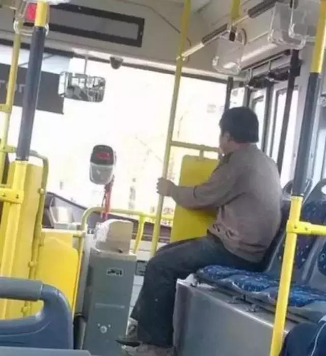 如何看待董卿跪地采访,董卿节目中三次下跪