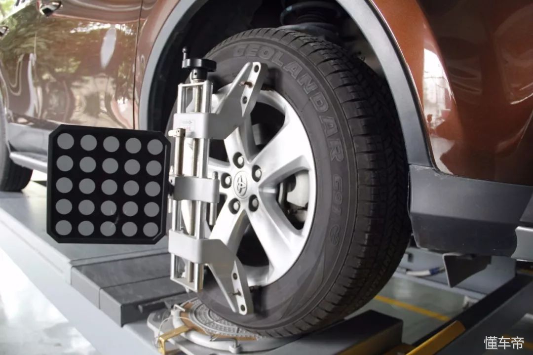 四轮定位和动平衡有啥不同,四轮定位跟动平衡有什么不一样