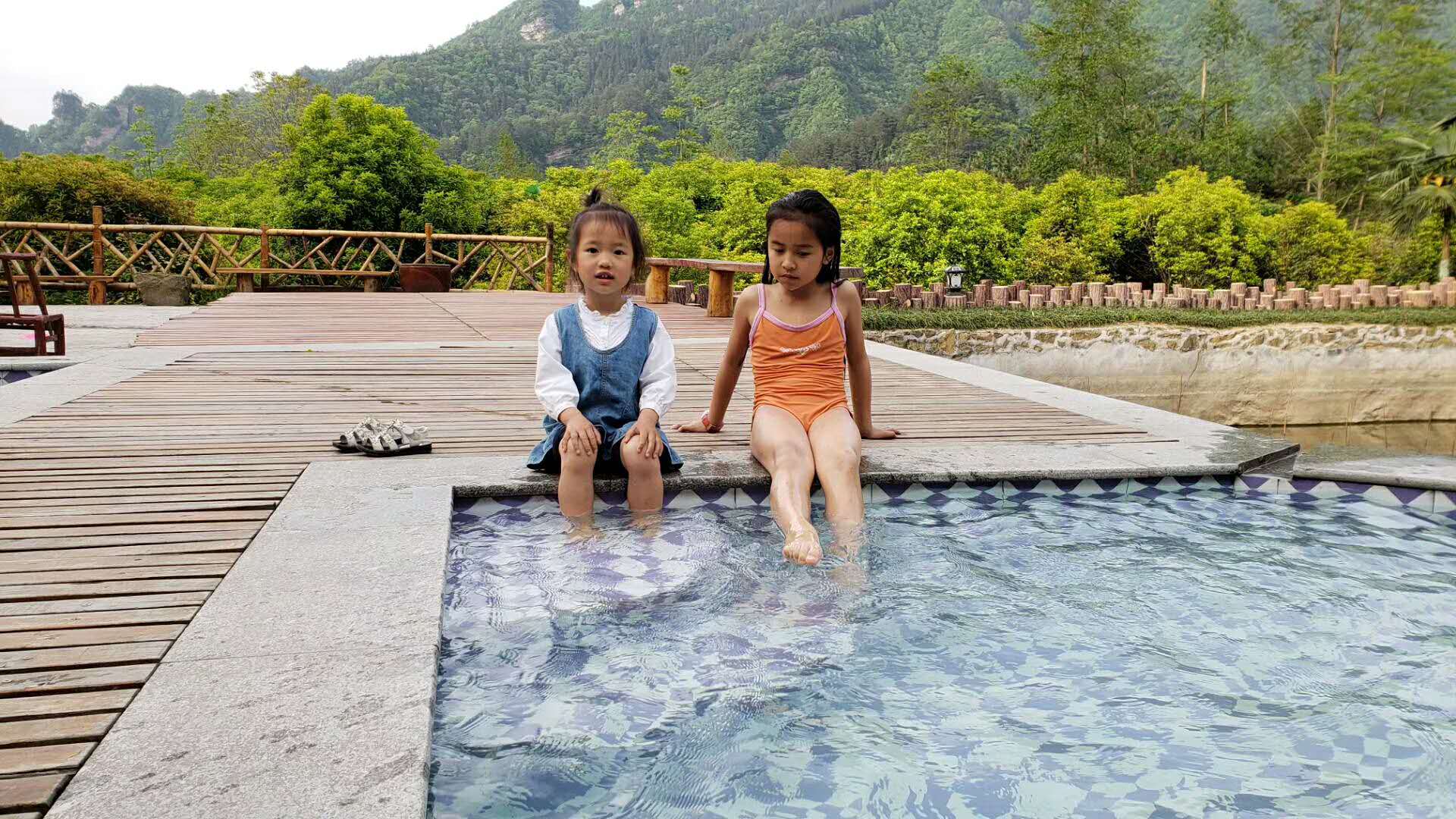 情侣出游张家界,张家界镜立方山居彩虹屋