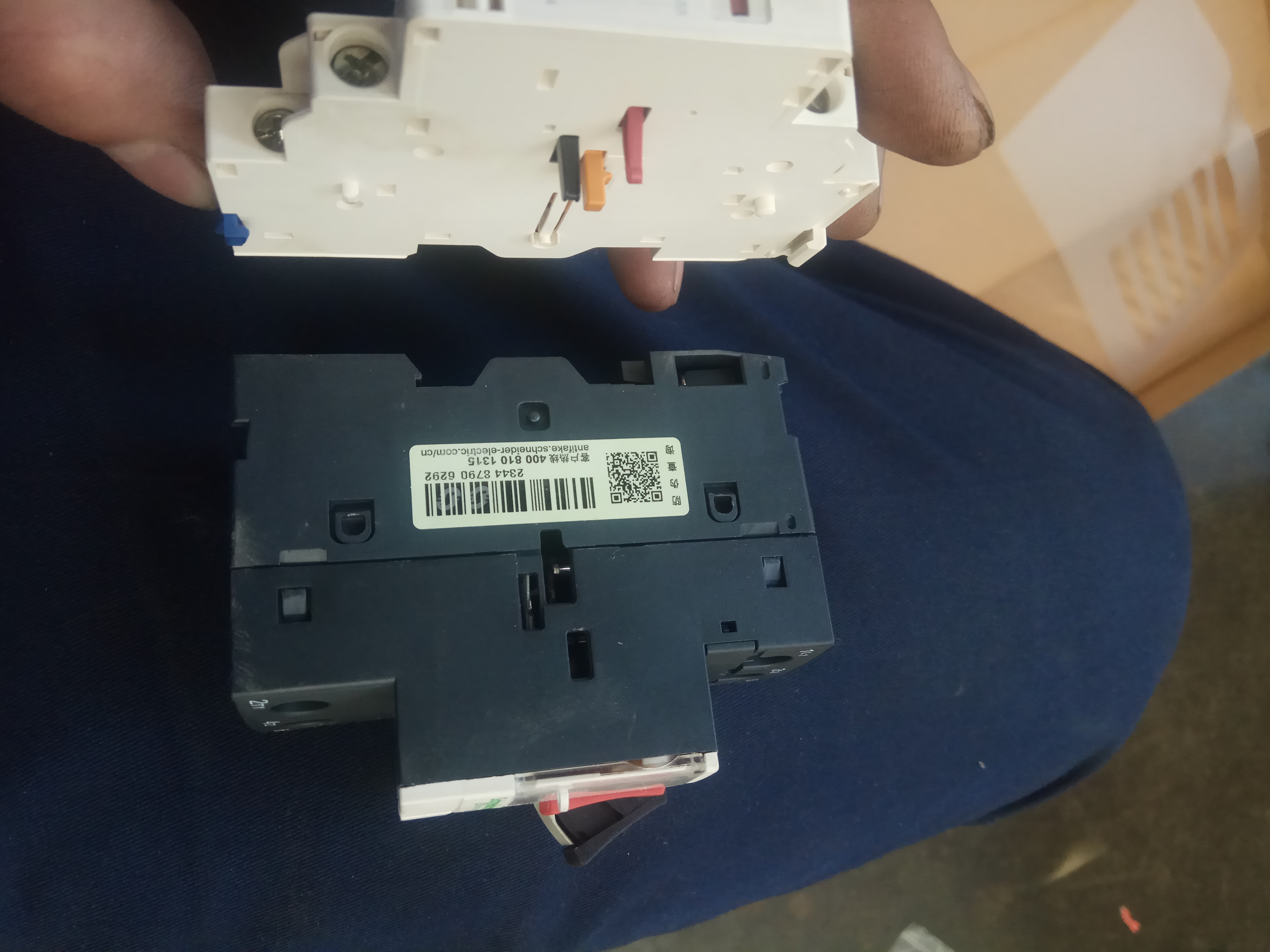 施耐德断路器怎么拆卸,施耐德马达断路器什么材料