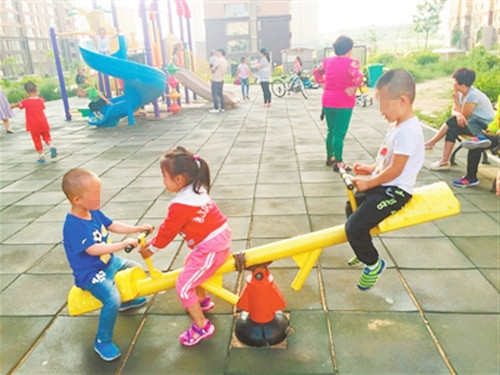 熊孩子被人推倒,4岁女孩被熊孩子推倒在泳池