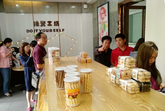 武汉大学生互联网创新创业项目,大学生创新创业餐饮奶茶店视频