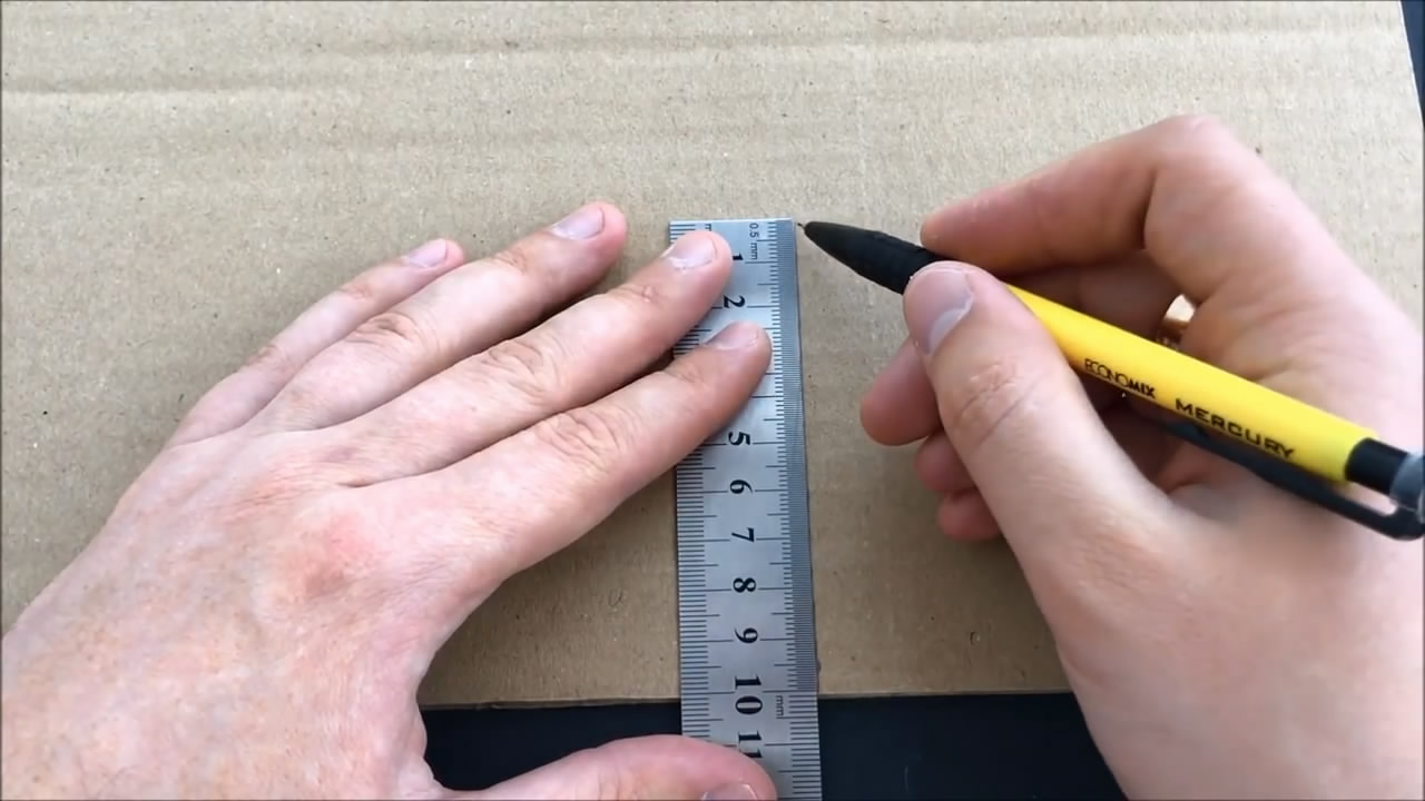 纸板公交车手工制作,手工公交车制作幼儿园纸箱